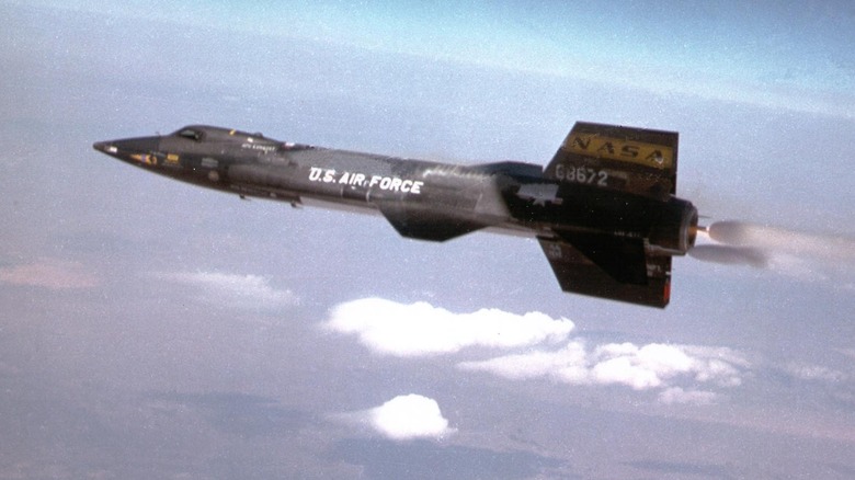 X-15A-3 로켓 비행기가 에드워드 공군 기지 상공을 비행하고 있습니다.