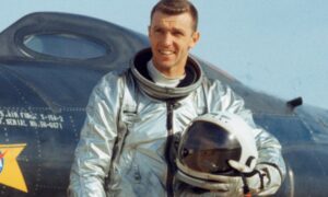 NASA의 X-15 로켓 추진 비행기와 우주 왕복선을 조종할 수 있는 사람은 단 한 명뿐이다