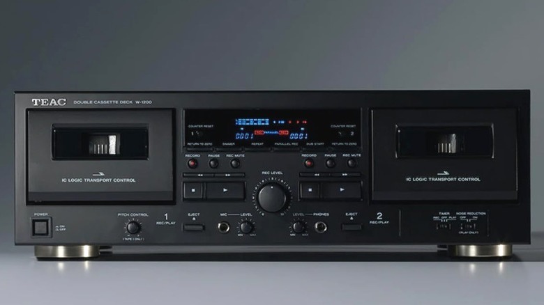 회색 배경 앞에 있는 Teac W-1200의 스튜디오 사진
