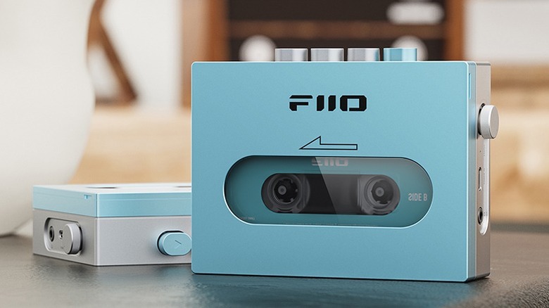 배경에 두 번째 장치가 있는 테이블 위의 Aqua Fiio CP13 카세트 플레이어