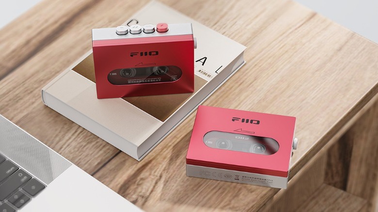 나무 테이블 위에 놓인 두 개의 빨간색 Fiio CP13을 위에서 아래로 본 모습