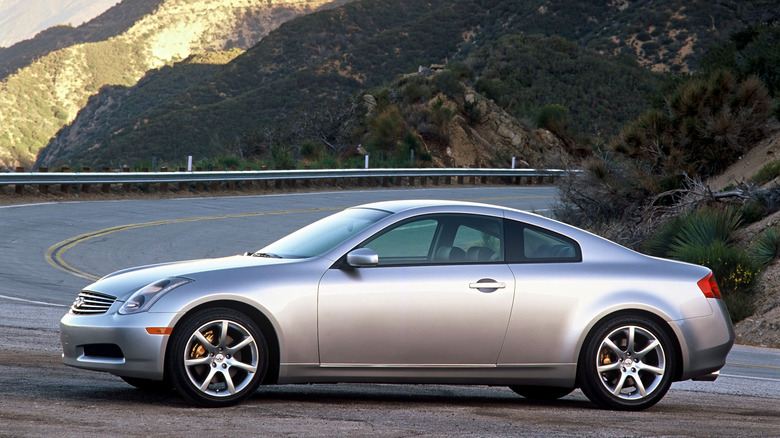2003 인피니티 G35, 일몰 때 퍼시픽 코스트 하이웨이(Pacific Coast Highway) 옆에 주차된 모습, 왼쪽 모습