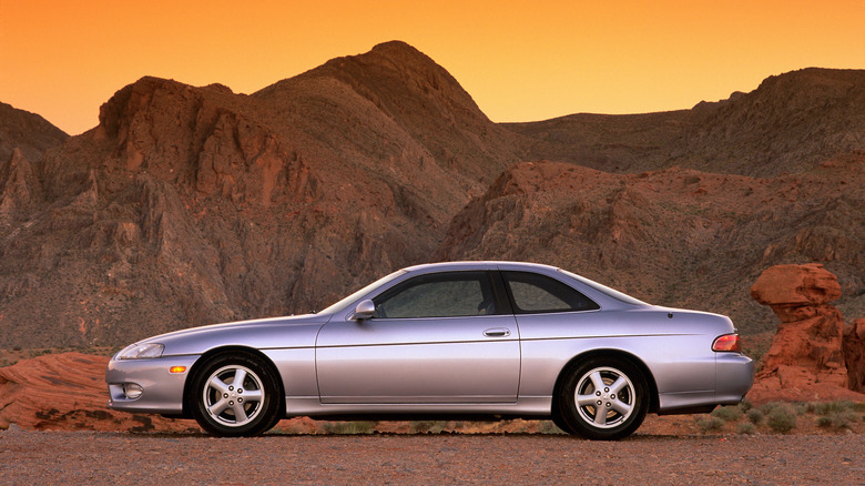 일출 동안 사막을 배경으로 주차된 Lexus SC300, 왼쪽 모습