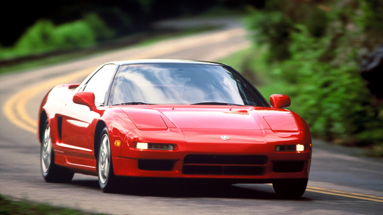 1993년 Acura NSX가 국도에서 빠른 속도로 주행하고 있는 모습, 정면 우측 3/4 뷰