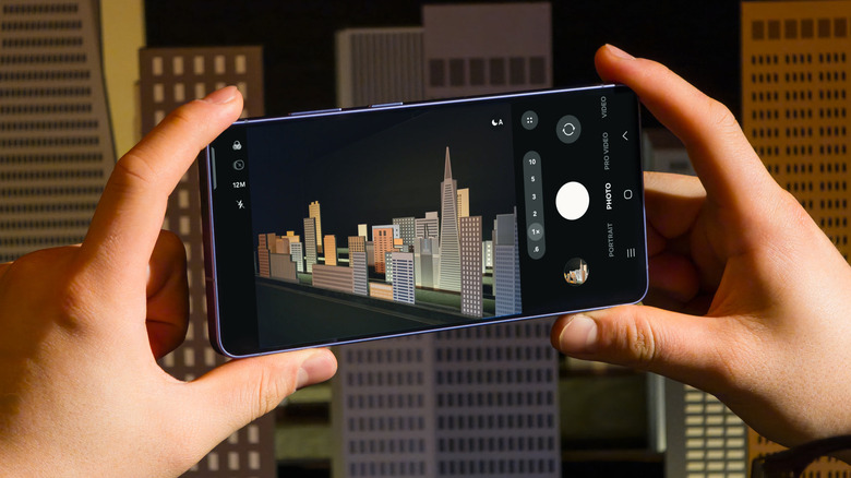 Samsung Galaxy S26 Ultra 휴대폰을 사용하여 사진을 찍는 사람.