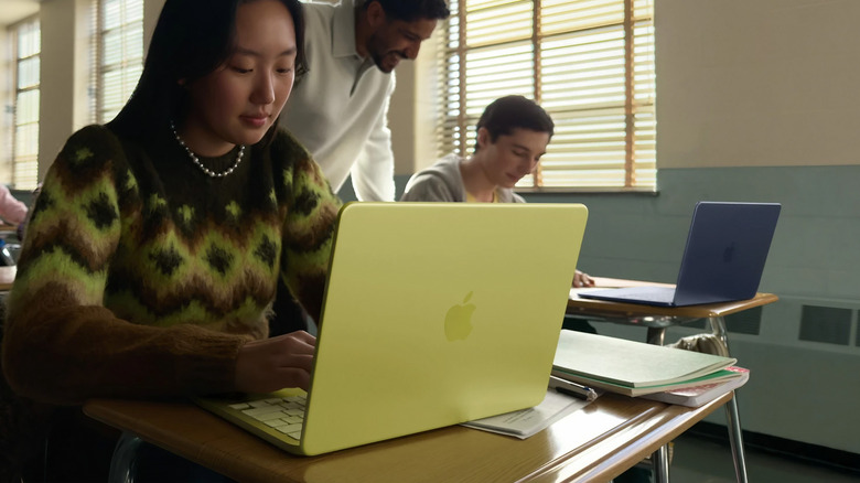학생이 수업 중에 MacBook Neo를 사용하고 있습니다.