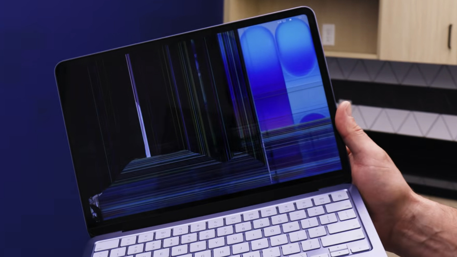 MacBook Neo의 디스플레이를 교체하는 데 비용이 얼마나 드나요?