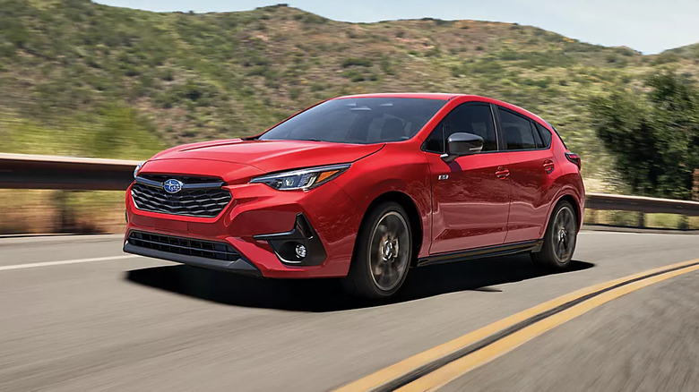 사막 고속도로를 주행하는 빨간색 2026 Subaru Impreza RS