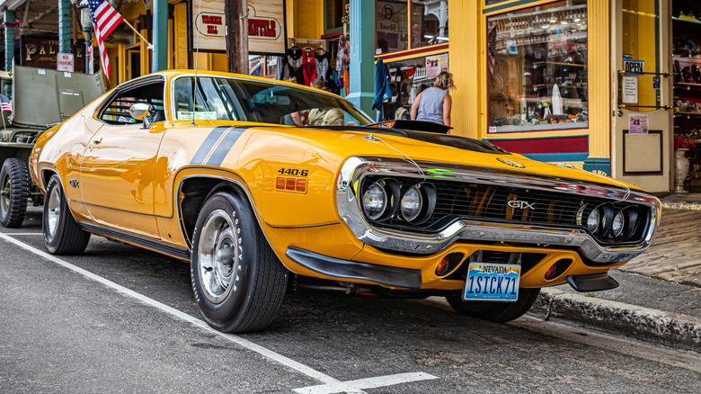 거리에 주차된 노란색 1971 Plymouth GTX의 전면 3/4 뷰.