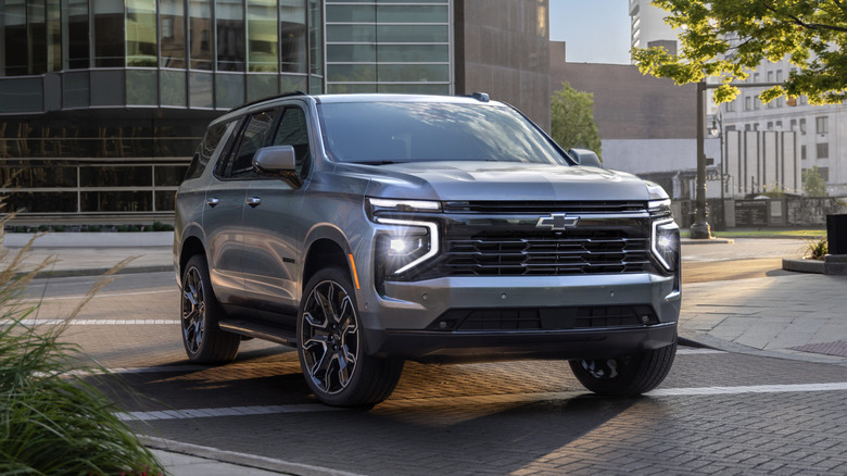 도시의 쉐보레 타호(Chevrolet Tahoe), 전면 3/4 뷰, 은색 외관