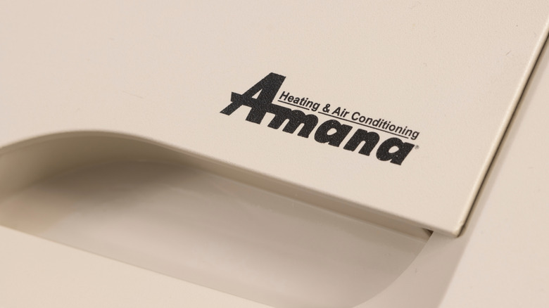에어컨의 Amana 로고 클로즈업