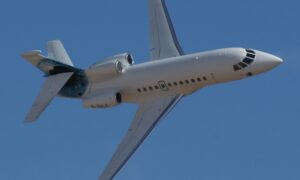 Dassault Falcon 900 개인용 제트기를 소유한 유명인 3인