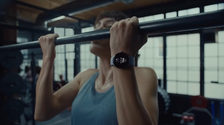 Google Pixel Watch 4를 착용하고 운동하는 여성