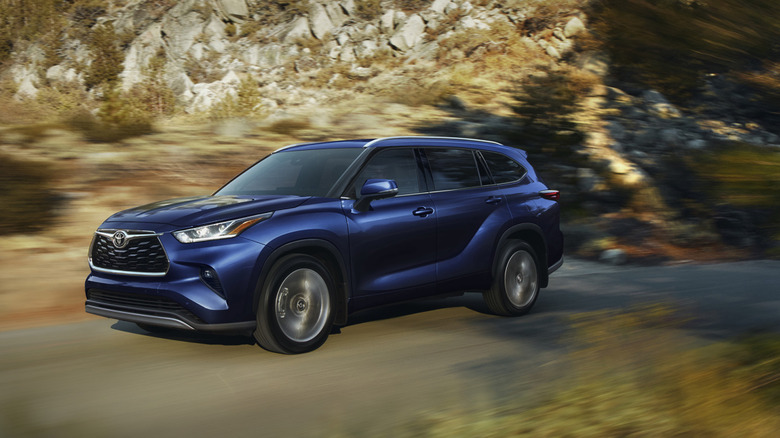 산악 도로에 있는 파란색 Toyota Highlander의 전면 3/4 전망.