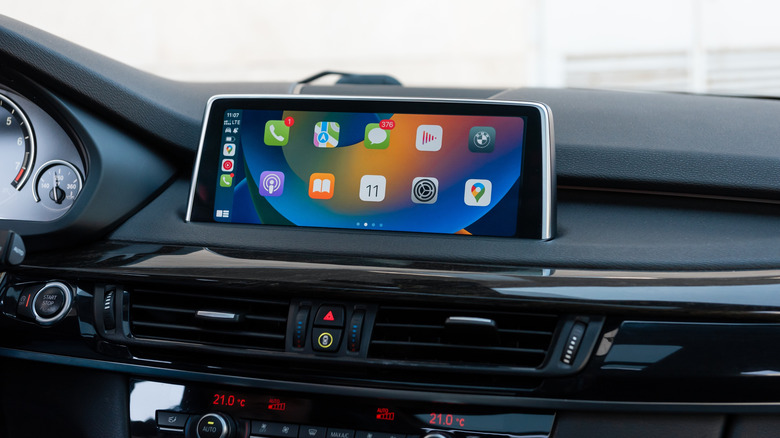 자동차 대시보드에 장착된 인포테인먼트 디스플레이의 Apple CarPlay 인터페이스.