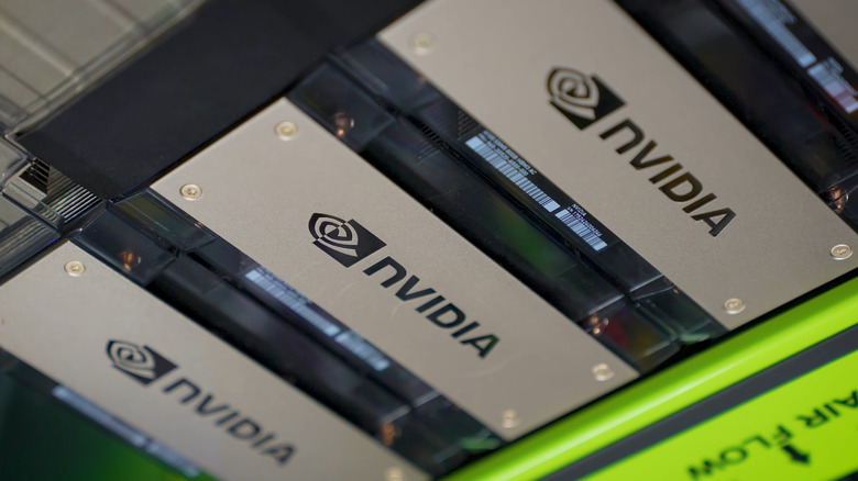 데이터 센터의 서버 랙에 있는 Nvidia GPU