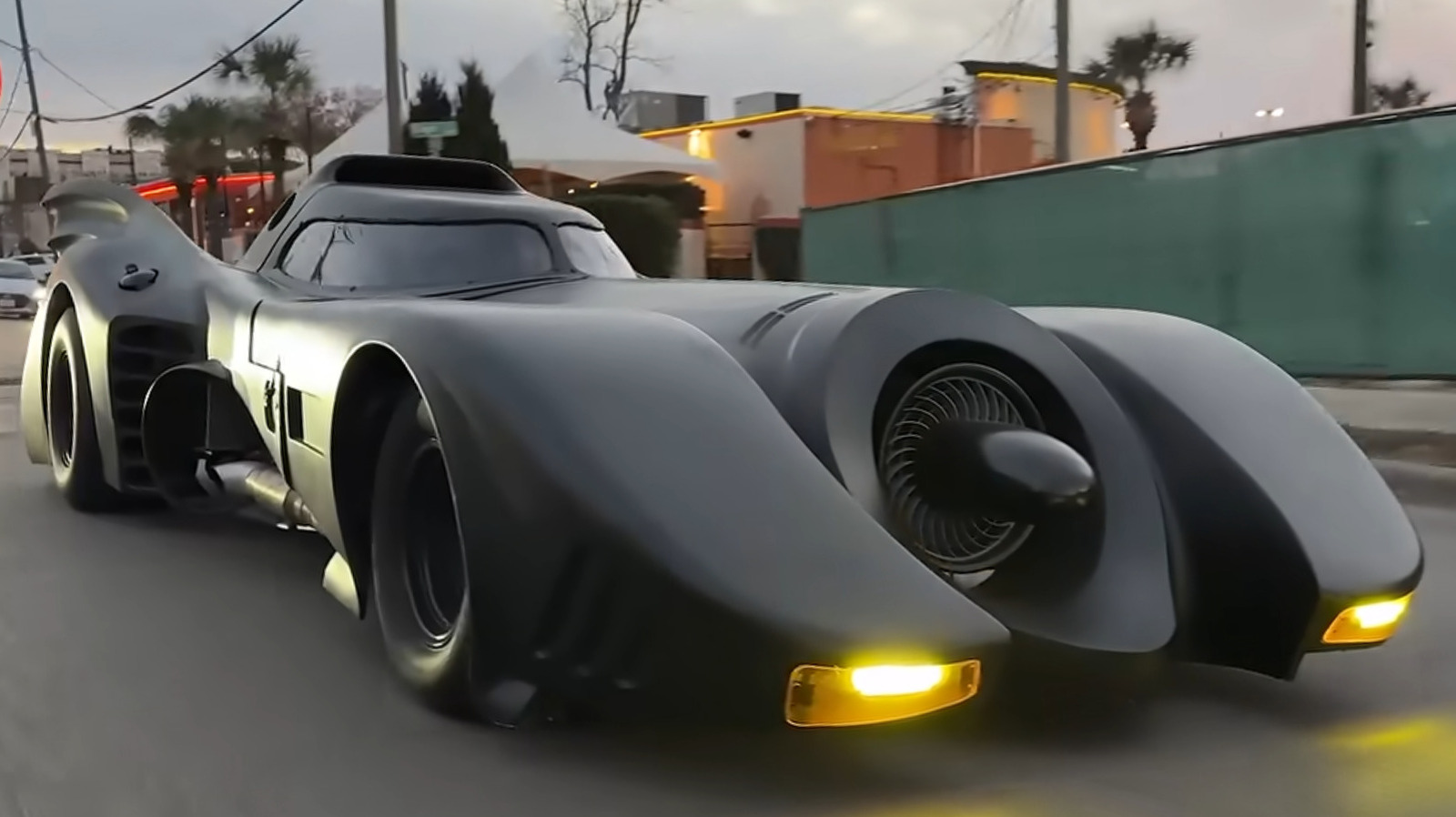 이 의사의 일일 운전자는 1,000 HP의 Street-Legal 배트모빌입니다