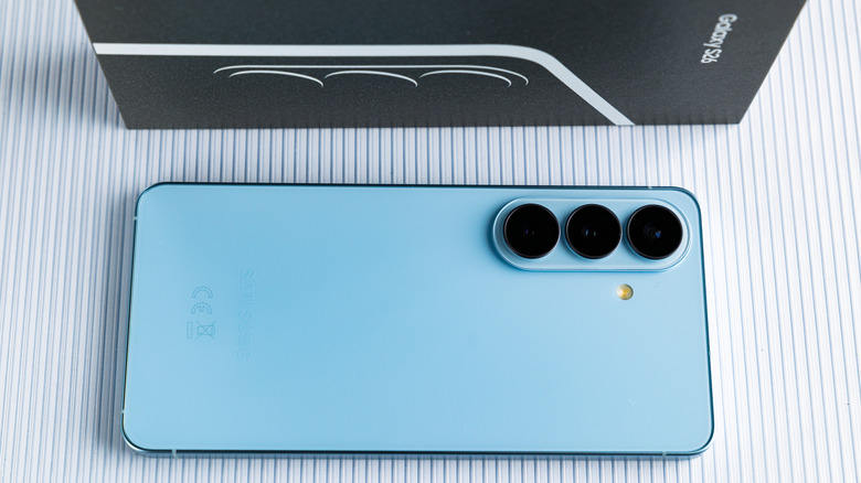 상자 밖에 놓인 Samsung Galaxy S26