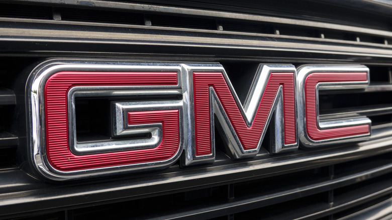 실버 그릴에 빨간색 GMC 로고 클로즈업