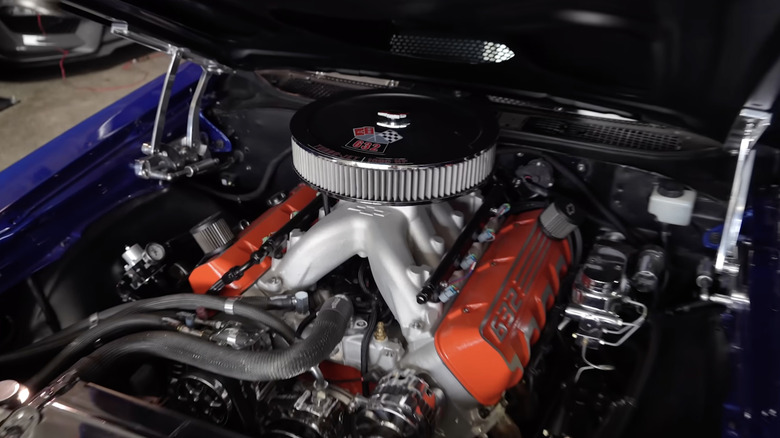 Chevrolet Chevelle 머슬카 내부의 632 Chevy Big Block V8 클로즈업.