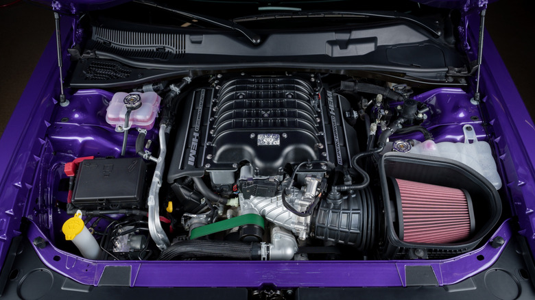 슈퍼차저와 HEMI 엔진을 선보이는 보라색 Dodge Demon 170.