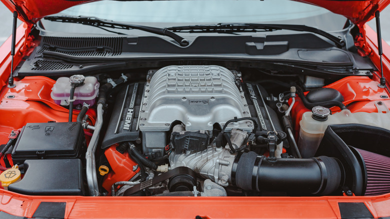 주황색 6.2리터 Hellcat HEMI V8 엔진 베이 클로즈업.