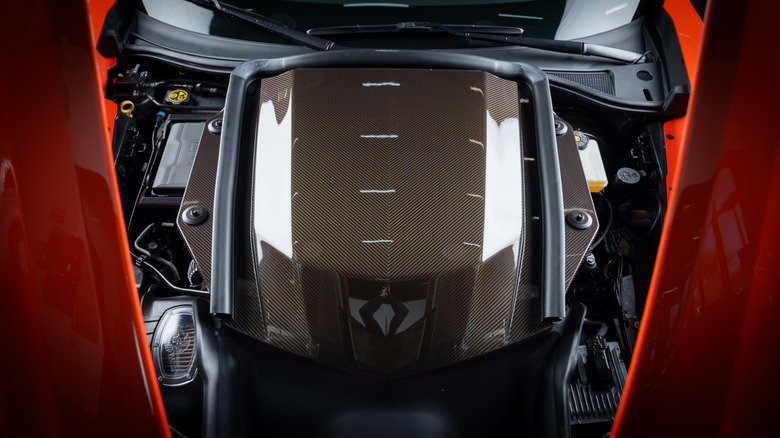 주황색 Hennessey 2019 Corvette ZR1 LT5 엔진 커버 클로즈업.