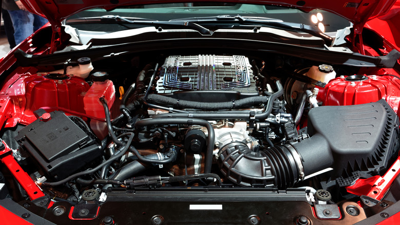 빨간색 Chevrolet Camaro LT4 V8 엔진의 클로즈업.