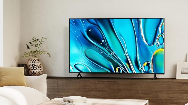 거실 엔터테인먼트 스탠드에 설치된 Sony Bravia 3