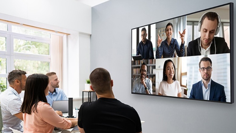 화상회의에 사용되는 Panasonic CQE2U 시리즈