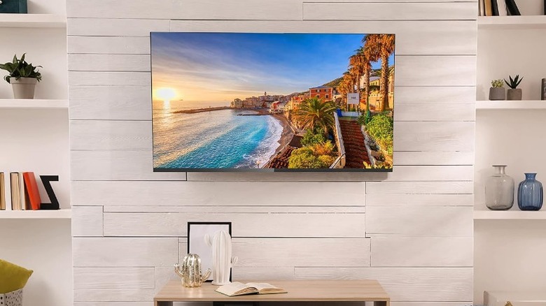 벽에 장착된 Impecca LED TV