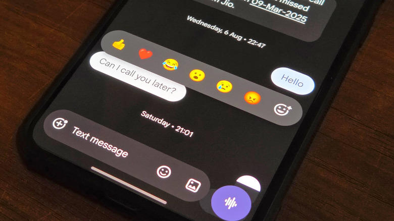 Google 메시지 채팅 인터페이스의 이모티콘 반응 메뉴