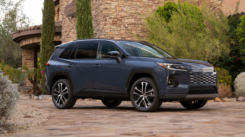 파란색 Toyota RAV4가 주차되어 있습니다.