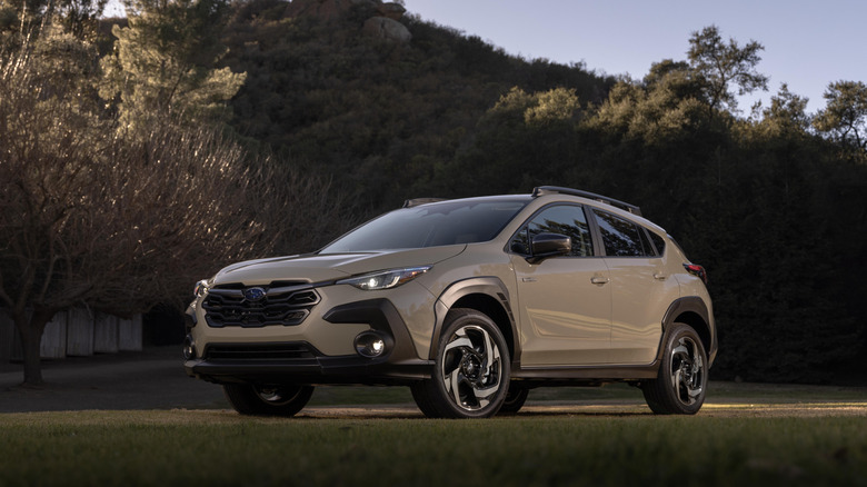 베이지색 Subaru Crosstrek이 주차되어 있습니다.