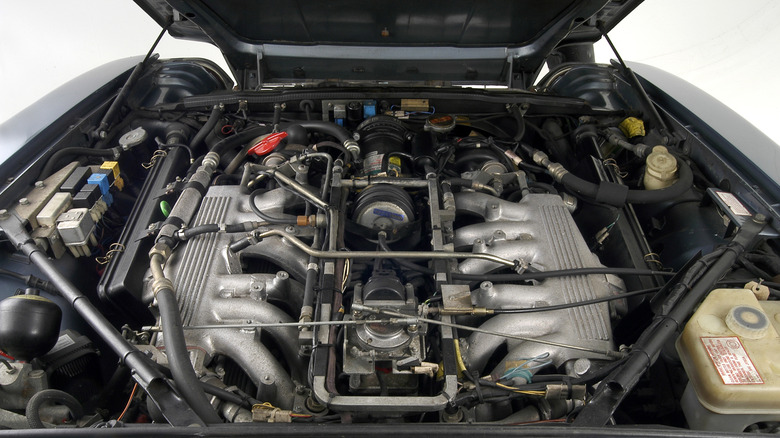 흰색 바탕에 재규어 XJS V12 엔진 베이
