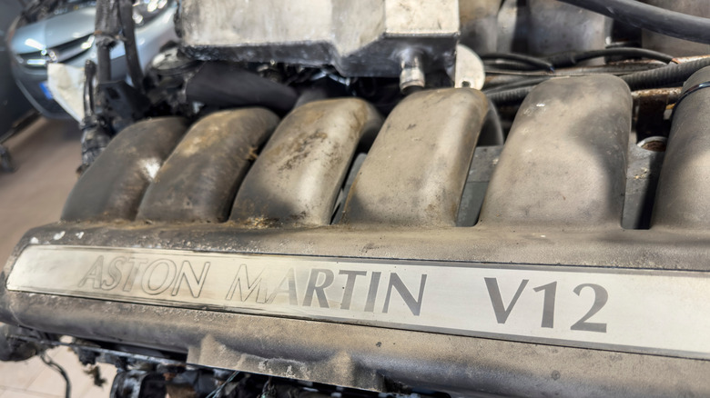 차량에서 제거된 Aston Martin Lagonda V12, 헤드 커버 판독 클로즈업, 