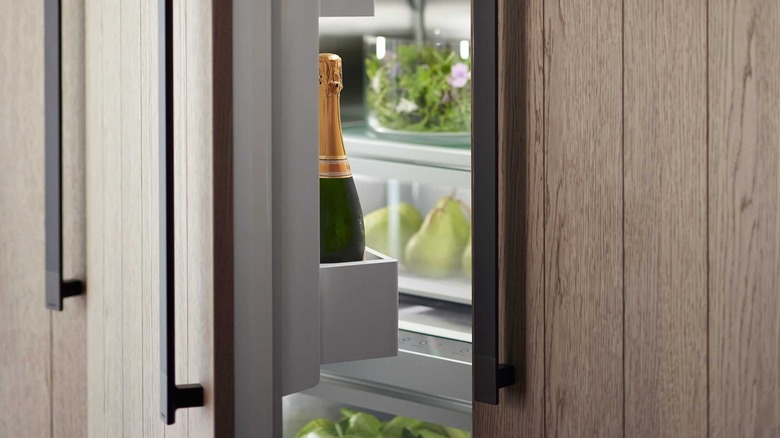 Fisher & Paykel 냉장고에 샴페인 병을 닫은 모습