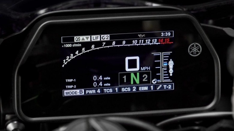 YZF-R1M 대시보드 클로즈업
