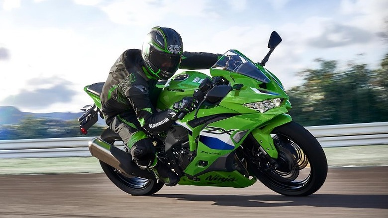 Kawasaki ZX4R을 켜는 라이더