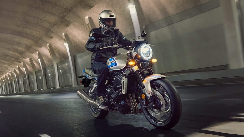 CB1000F의 라이더