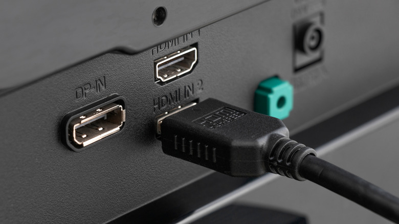 TV의 HDMI 포트에 연결된 HDMI 케이블