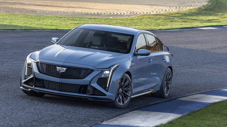 경주 트랙에 주차된 회색 2026 Cadillac CT5-V Blackwing의 전면 모습.