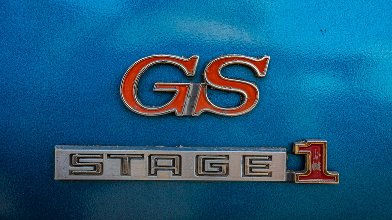 파란색 1970년대 Buick GS Stage 1에 빨간색 Buick GS 엠블럼을 클로즈업합니다.