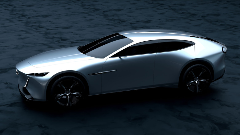 실버 Mazda Vision RX-Coupe 컨셉트의 측면 모습.