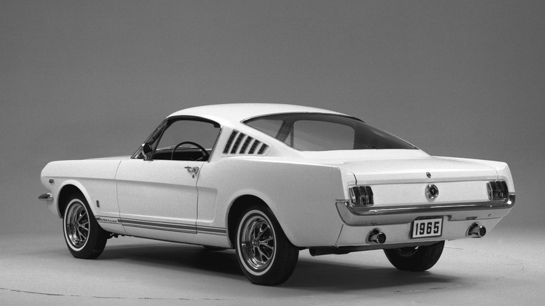 스튜디오 설정의 1965 Mustang GT 후면 3/4 뷰