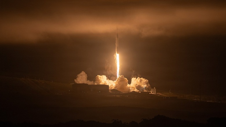 3개의 FireSat 위성을 운반하는 SpaceX Transporter 17 임무가 이륙하고 있습니다.