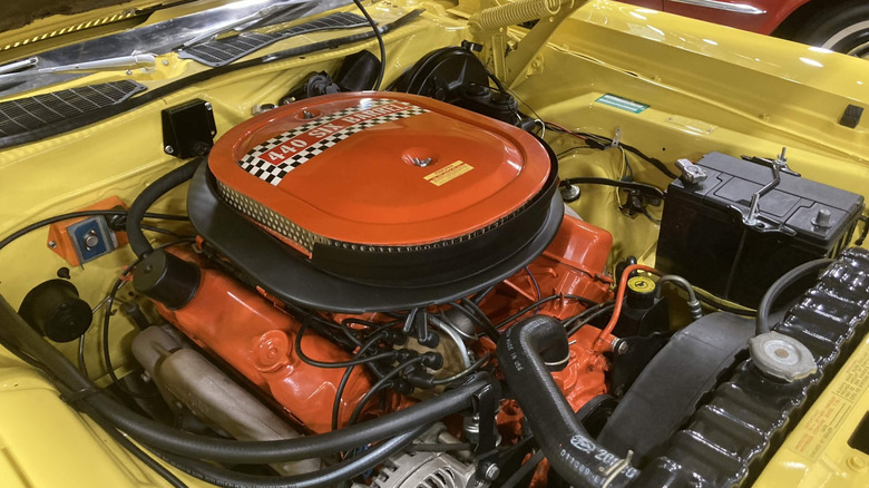 Plymouth Super Bee의 440 식스팩 엔진, 정면 우측
