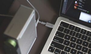이 무료 앱은 Mac을 USB-C 케이블 테스터로 바꿔줍니다.