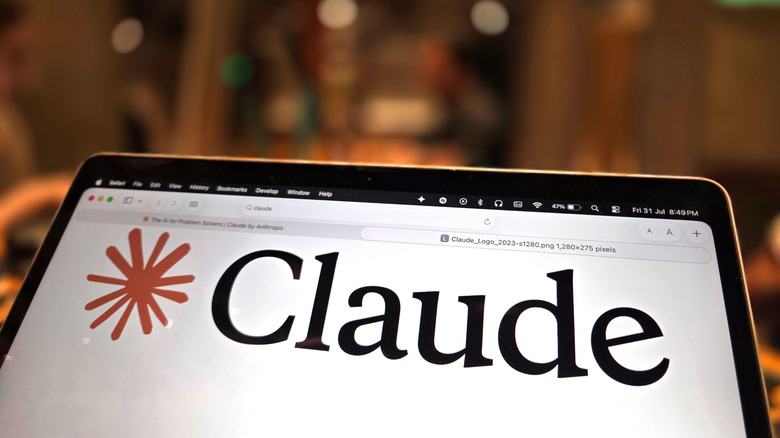 Claude 로고가 노트북에 표시됩니다.