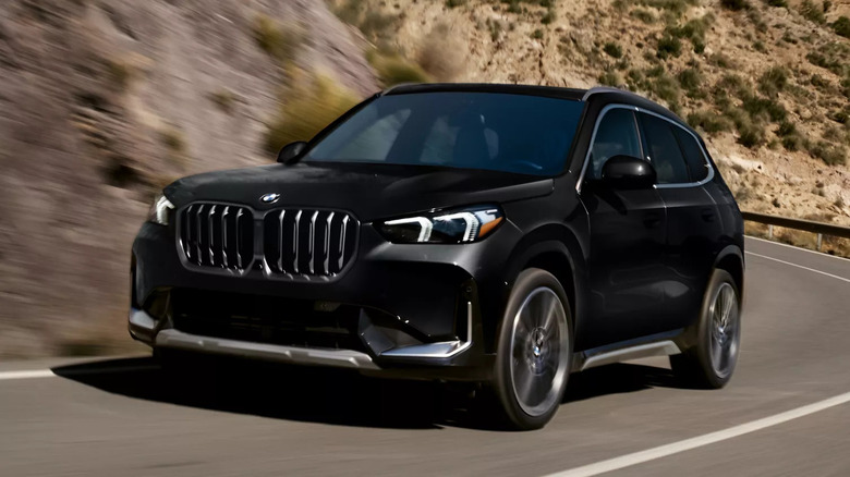 사막의 산길을 달리는 블랙 BMW X1